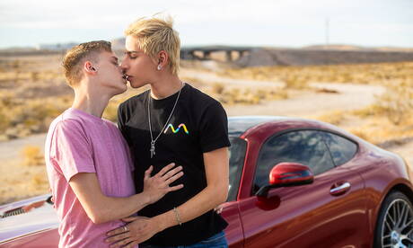 Der amerikanische Twink Blake Dyson und der heiße lateinamerikanische Twink Aiden Garcia ficken in den Arsch, nachdem sie draußen einen Schwanz gelutscht haben