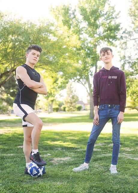 Deux américains, le jeune Silas Brooks et le minet chaud Aaron Roberts, baisent le cul après avoir sucé une bite en extérieur