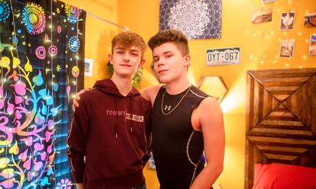 Deux américains, le jeune Silas Brooks et le minet chaud Aaron Roberts, baisent le cul après avoir sucé une bite en extérieur