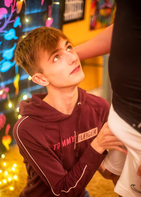 Deux américains, le jeune Silas Brooks et le minet chaud Aaron Roberts, baisent le cul après avoir sucé une bite en extérieur