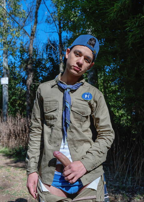 Der heiße argentinische Twink Rick Lennon und der junge argentinische Junge Antu Burghos haben draußen eine heiße Paarszene