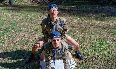 Il bel ragazzo argentino Rick Lennon e il giovane ragazzo argentino Antu Burghos hanno una scena di coppia bollente all