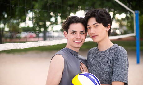 Dos chicos estadounidenses twink Reece Jackson y el joven Eli Bennet en un polvo anal caliente al aire libre