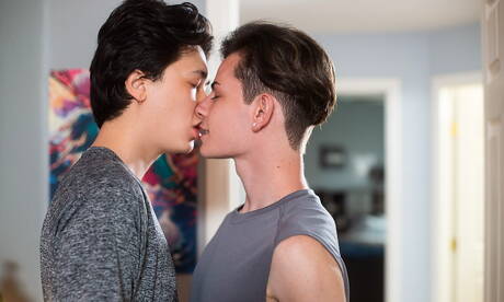 Dos chicos estadounidenses twink Reece Jackson y el joven Eli Bennet en un polvo anal caliente al aire libre