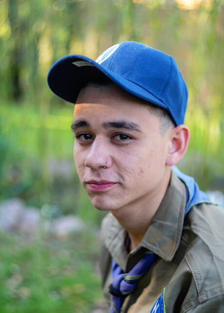 Giorgio Angelo mit jungen Jungen in Brille und Uniform, die im Freien Schwänze küssen und lutschen