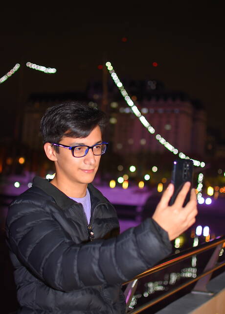 Der heiße Twink Yarev Weiss und der junge Latino Vincent Landi lutschen und vögeln sich draußen