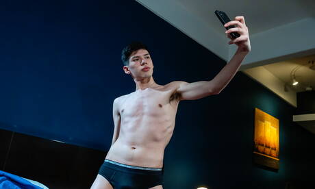 Der heiße Twink Yarev Weiss und der junge Latino Vincent Landi lutschen und vögeln sich draußen