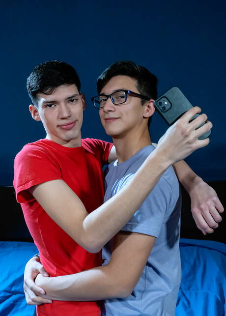 Der heiße Twink Yarev Weiss und der junge Latino Vincent Landi lutschen und vögeln sich draußen