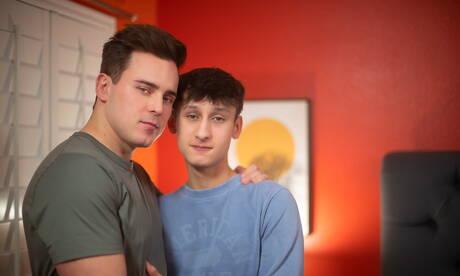 Dois garotos americanos, o gostoso Noah Bentley e o musculoso Josh Brady, têm uma cena de casal quente