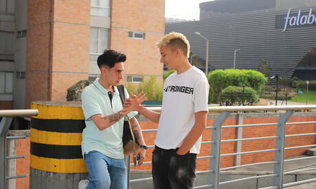 Helix Studios: 아름다운 소년 놀런 마틴과 젊은 네이트 웨인이 밖에서 멋진 항문 섹스를 즐긴다