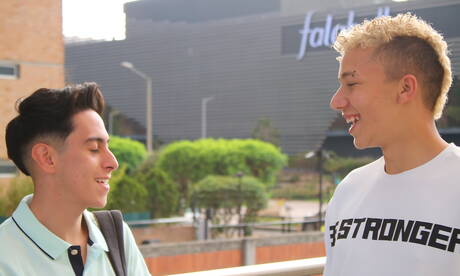 Der schöne Junge Nolan Martin und der junge Nate Wayne haben draußen guten Analsex