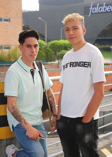 Der schöne Junge Nolan Martin und der junge Nate Wayne haben draußen guten Analsex