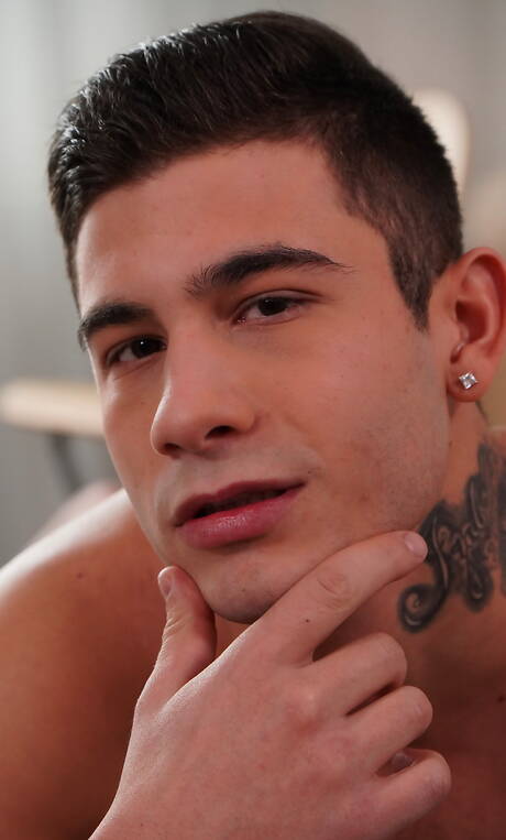 El guapo Lucas Casper y el sensual Andrei Breeze se follan el culo después de chupar la polla