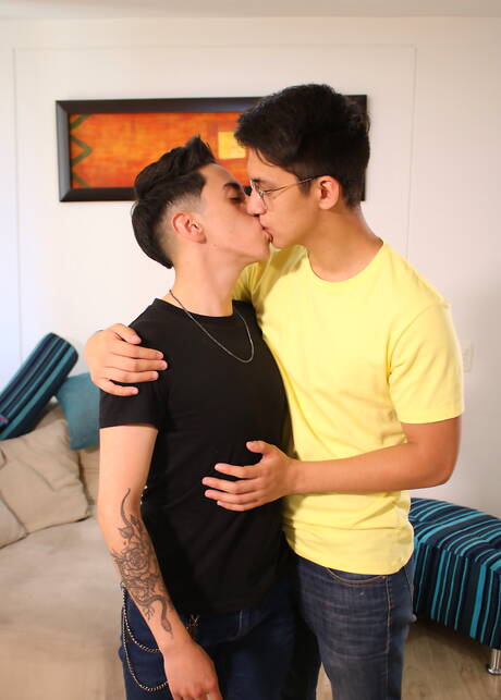 Pretty boy Nate Wayne and argentinian twink Vincent Landi fuck ass after sucking dick