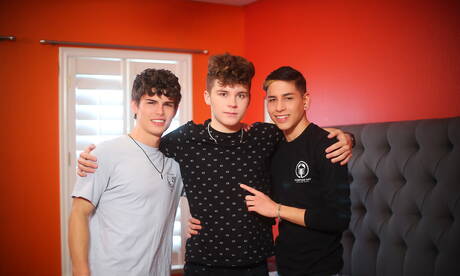 Los calientes Silas Brooks, Seth Peterson y Aiden García en un trío sexual intenso