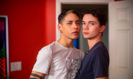 Der amerikanische Twink Sam Ledger und der junge Kolumbianer Aiden Garcia ficken nach dem Schwanzlutschen