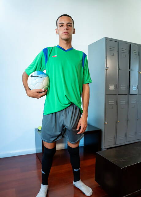 Der junge Leon Basi und der junge Kerl Nathan Gulit haben einen guten Analsex