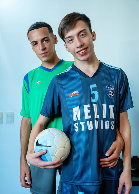 Der junge Leon Basi und der junge Kerl Nathan Gulit haben einen guten Analsex