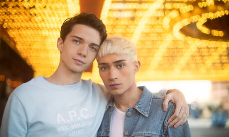 El twink Anthony Valentine y el guapo americano Sam Ledger se follan el culo después de chupar la polla