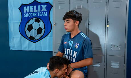 Twink Glenn Hut en Argentijnse jonge kerel Felix Harris neuken na het zuigen van een lul