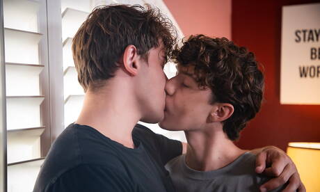 Mili amerykańscy chłopcy, młody chłopak Sam Ledger i dobrze zbudowany Josh Brady uprawiają gorący seks