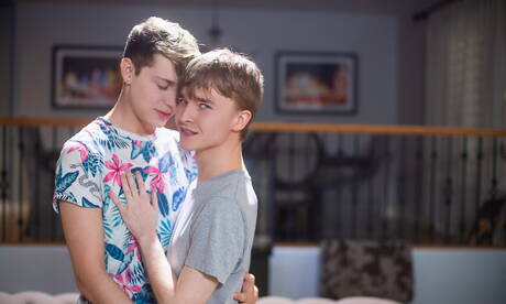 Le minet chaud Brandon Wells et le jeune Jacob Hansen se sucent et se baisent