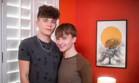 Le beau garçon Brandon Wells et le jeune garçon Silas Brooks se sucent et se baisent