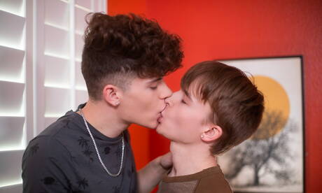 Le beau garçon Brandon Wells et le jeune garçon Silas Brooks se sucent et se baisent