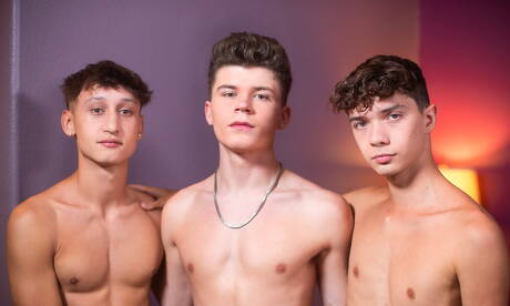 Die geilen Jungs Sam Ledger, Noah Bentley und Silas Brooks bei einem heißen Dreier-Arschfick