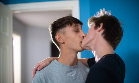 Twee Amerikaanse twinks Noah Bentley en de jonge Dallas Preston neukten elkaar