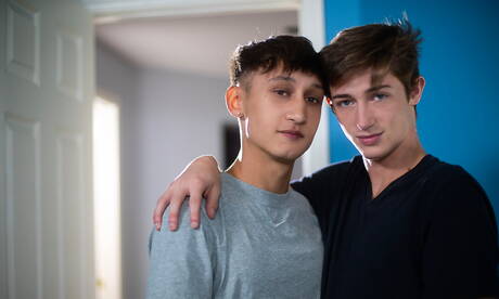Twee Amerikaanse twinks Noah Bentley en de jonge Dallas Preston neukten elkaar