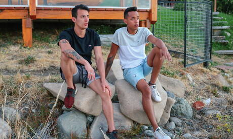 De vervelende jongens Gil Donovan, Sly Conan en Giorgio Angelo zijn dol op elkaar in de buitenlucht