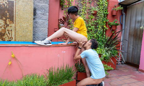 Der junge Latino Antu Burghos und der junge Argentinier Tommy Ameal haben harten Analsex am Pool