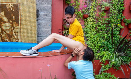 Der junge Latino Antu Burghos und der junge Argentinier Tommy Ameal haben harten Analsex am Pool
