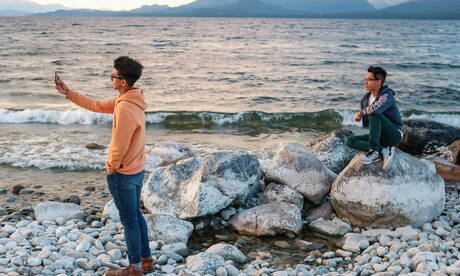 Der argentinische Junge Vincent Landi und der argentinische junge Kerl Antu Burghos haben einen guten Oralsex am Strand