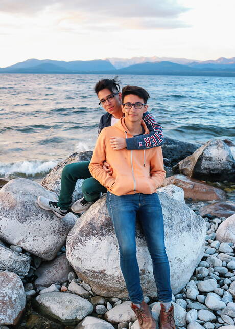 Der argentinische Junge Vincent Landi und der argentinische junge Kerl Antu Burghos haben einen guten Oralsex am Strand