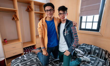 Der argentinische Junge Vincent Landi und der argentinische junge Kerl Antu Burghos haben einen guten Oralsex am Strand