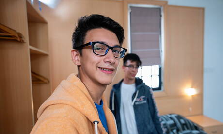 Der argentinische Junge Vincent Landi und der argentinische junge Kerl Antu Burghos haben einen guten Oralsex am Strand