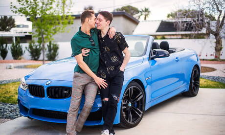 Miły amerykański facet, młodzieniec Garrett Kinsley i młody facet Jacob Hansen uprawiają gorący seks na świeżym powietrzu