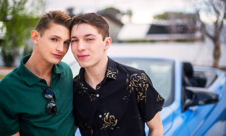 Miły amerykański facet, młodzieniec Garrett Kinsley i młody facet Jacob Hansen uprawiają gorący seks na świeżym powietrzu