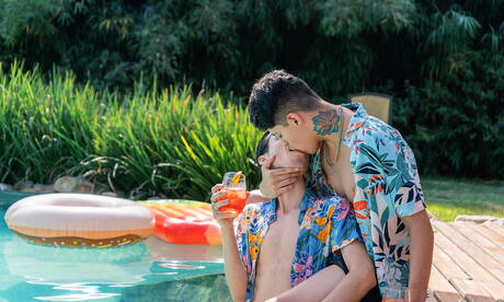 Die geilen Typen Audrey Jones, Cesar Rose und Felix Harris beim heißen Dreier-Arschfick am Pool