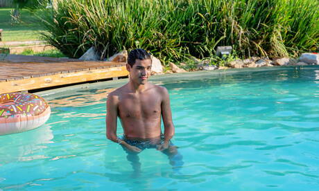 Die geilen Typen Audrey Jones, Cesar Rose und Felix Harris beim heißen Dreier-Arschfick am Pool