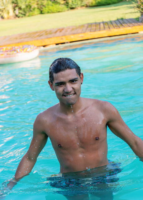 Die geilen Typen Audrey Jones, Cesar Rose und Felix Harris beim heißen Dreier-Arschfick am Pool