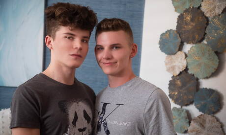 Il twink Jack Waters e il hot twink americano Silas Brooks scopano dopo un pompino