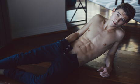 American twink Evan Parker teasing his cock in bath