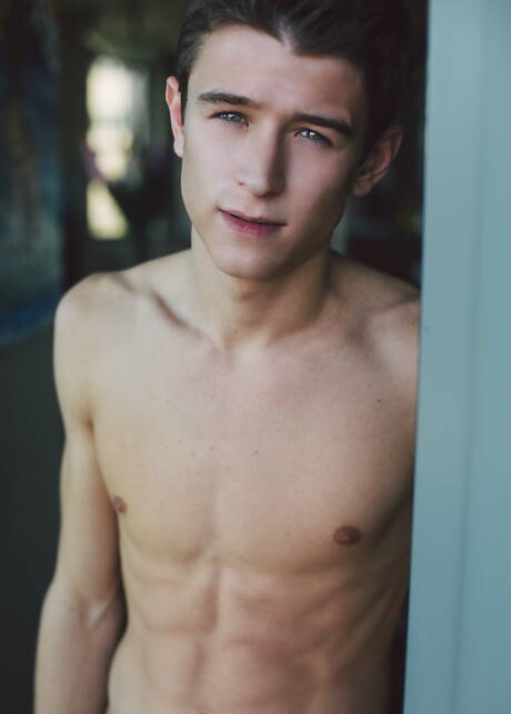 Amerikaanse twink Evan Parker plaagt zijn pik in bad