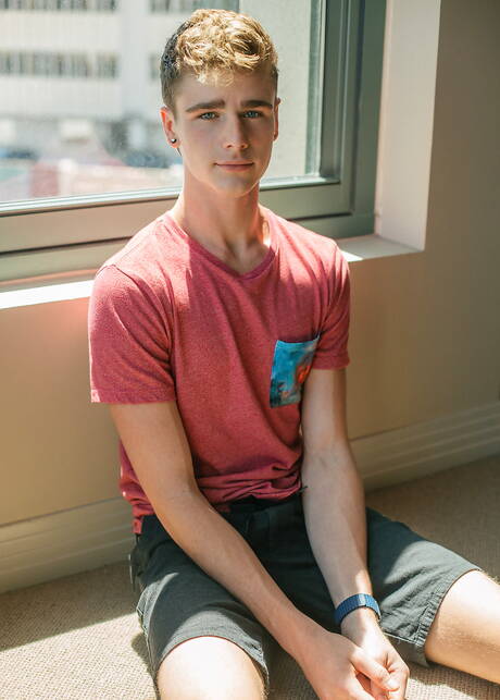 Amerikaanse hengst Travis Stevens poseert naakt