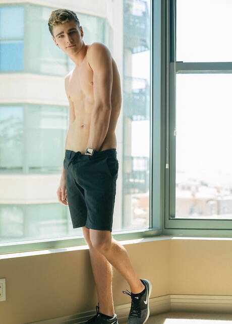 Lo stallone americano Travis Stevens posa nudo