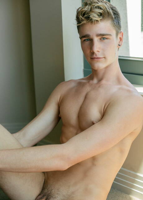 Lo stallone americano Travis Stevens posa nudo