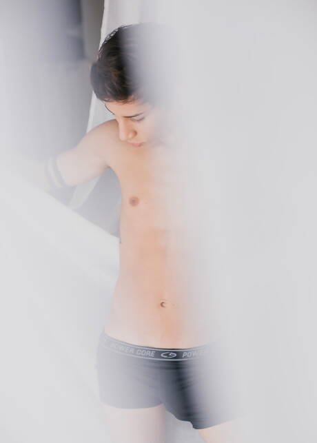 Der junge Kolumbianer Aiden Garcia zieht sich aus und zeigt seinen schönen Hintern